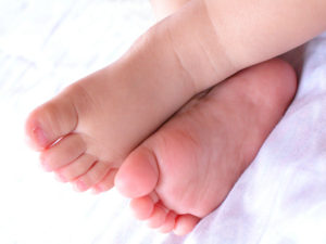 赤ちゃんの足クロス