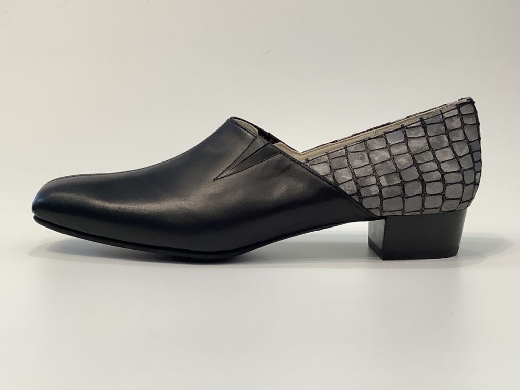 2025集中ステディパンプス黒ルミネクロコ