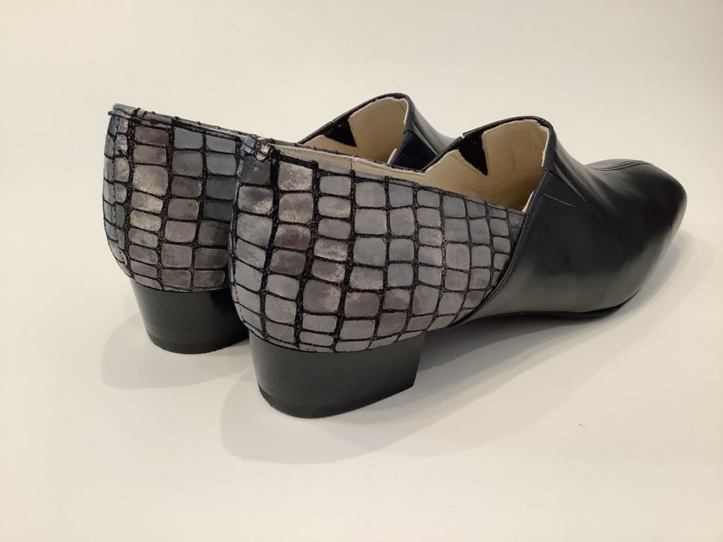 2025集中ステディパンプス黒ルミネクロコ2